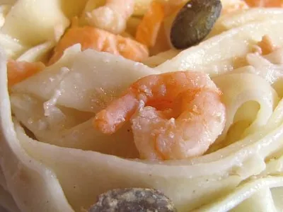 Rezanci s rakci in lososom