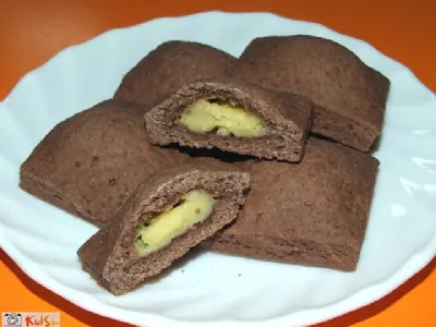 Krhke čokoladne blazinice z vanilijevim nadevom