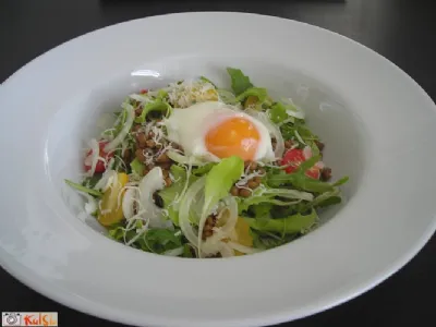 Solata iz leče z mehkim jajcem
