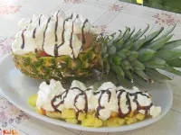 Fotografija recepta: Ananas, polnjen s sadjem in sladoledom
