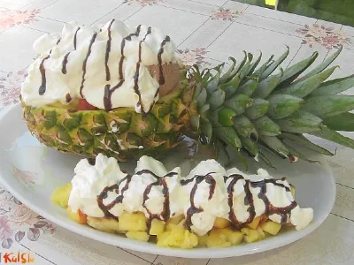 Ananas, polnjen s sadjem in sladoledom