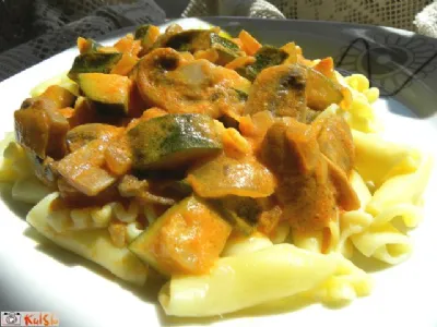 Testenine z zelenjavno gobovo omako