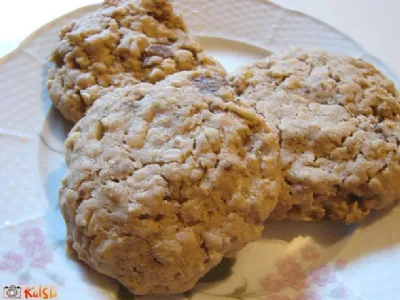 Piškoti z ovsenimi kosmiči in orehi ali lešniki