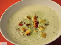 Fotografija recepta: Brokolijeva kremna juha s popečenimi česnovimi kruhki