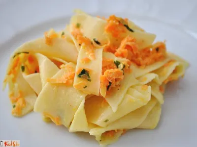 Široki rezanci s korenčkom