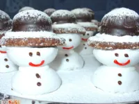 Fotografija recepta: Snežaki iz belo oblitih medenjakov