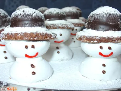 Snežaki iz belo oblitih medenjakov