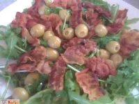 Fotografija recepta: Rukola s pikantno praženo panceto in olivami