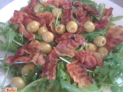 Rukola s pikantno praženo panceto in olivami