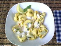 Fotografija recepta: Torteloni s špinačnim nadevom z dimljenim lososom in žajbljem