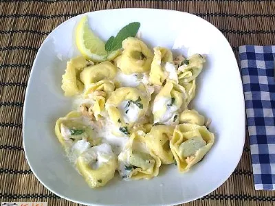 Torteloni s špinačnim nadevom z dimljenim lososom in žajbljem