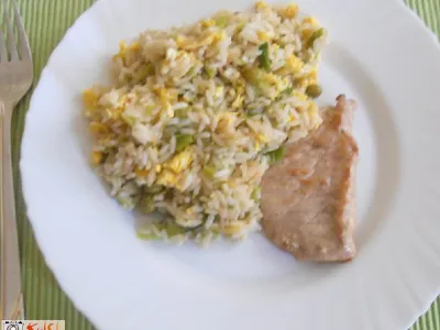 Pražen riž z grahom in jajcem