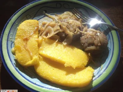 Sveža salama s kisom in čebulo