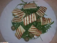 Fotografija recepta: Popečeni sir na rukoli