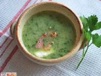 Fotografija recepta: Peteršiljeva juha s pinjolami in slanino MM