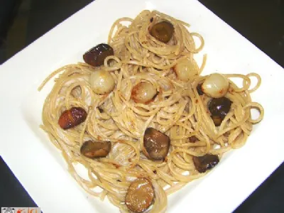 Špageti s kostanjem in čebulicami