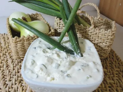 Skuta z mlado čebulo