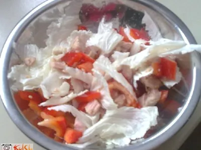 Solata s kitajskim zeljem, tuno in papriko