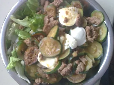 Solata z mletim mesom in bučkami