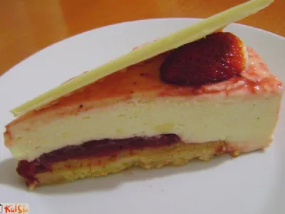 Skutina torta z jagodami