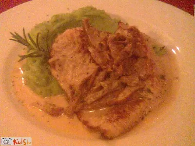 Puranji zrezek z lisičkami in grahovim pirejem