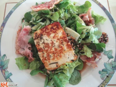 Solata z medom in popečenim kozjim sirom