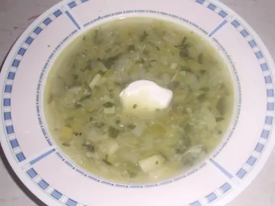 Porova juha s kuskusom in čemaževim pestom