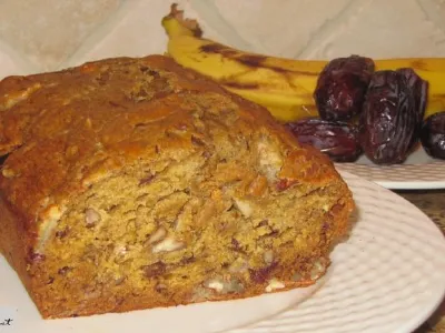 Odišavljen bananin kruh z dateljni