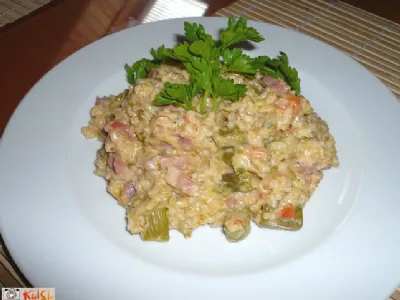 Špargljeva rižota s panceto in kislo smetano