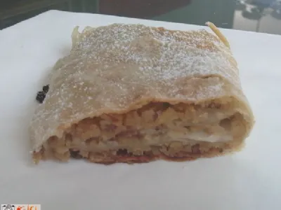 Zavitek z mandlji in jabolki