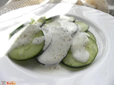 Grška solata z jogurtom