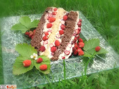 Vanilijeva torta z gozdnimi jagodami