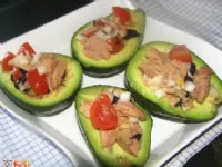 Fotografija recepta: Tunina solata v avokadovih skledicah