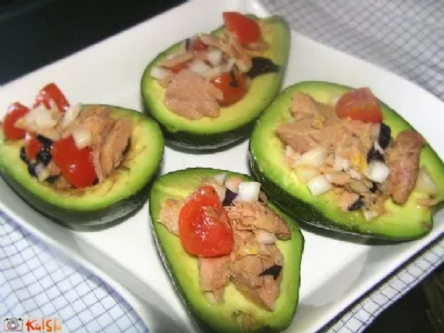 Tunina solata v avokadovih skledicah