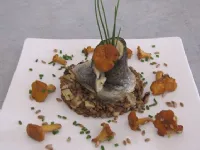 Fotografija recepta: Pečen postrvji file na rži z jurčki in lisičkami