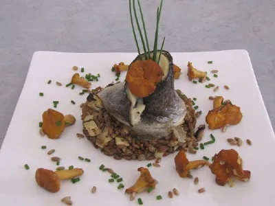 Pečen postrvji file na rži z jurčki in lisičkami