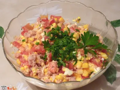 Solata s koruzo, tuno rio mare in paradižnikom