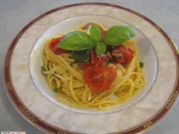 Fotografija recepta: Špageti s paradižnikom češnjevcem in baziliko