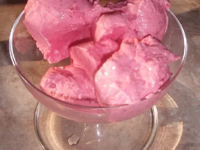 Malinov sladoled z mascarponejem in smetano