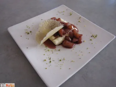 Parmezanova krema s hruškami in sirupom iz rdečega vina