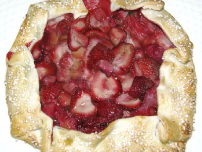 Pita z jagodami in rabarbaro