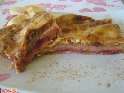 Pita s češpljami in jabolki