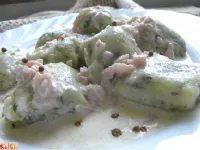 Fotografija recepta: Zeleni svaljki v smetanovi omaki s šunko