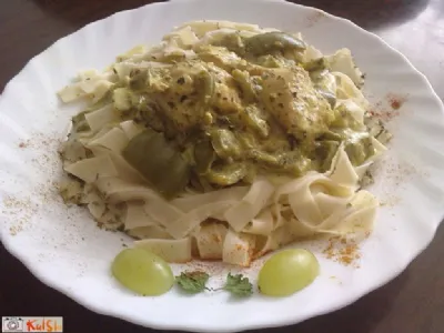 Testenine s puranjimi koščki, papriko in curryem