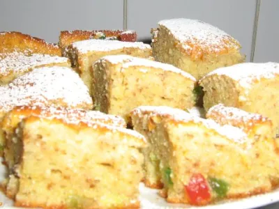 Jogurtovo pecivo s kandiranim sadjem in mletimi orehi