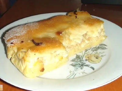 Biskvitno pecivo z okusom jabolk, skute in vaniljevo noto