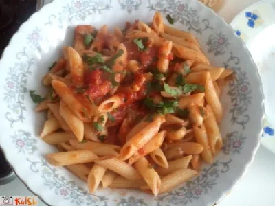 Testenine s šampinjoni v paradižnikovi omaki