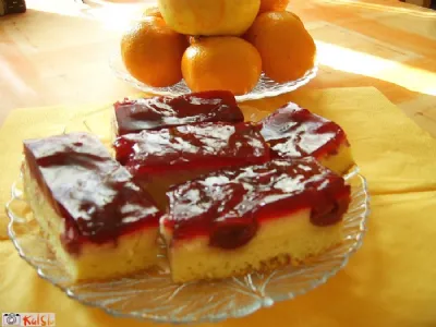 Biskvit, skutna krema in jagode ali drugo sadje