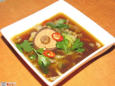 Zelenjavna miso juha s šitakami in rdečo kvinojo