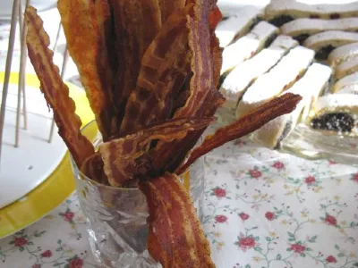 Pancetin čips s česnom in zelišči